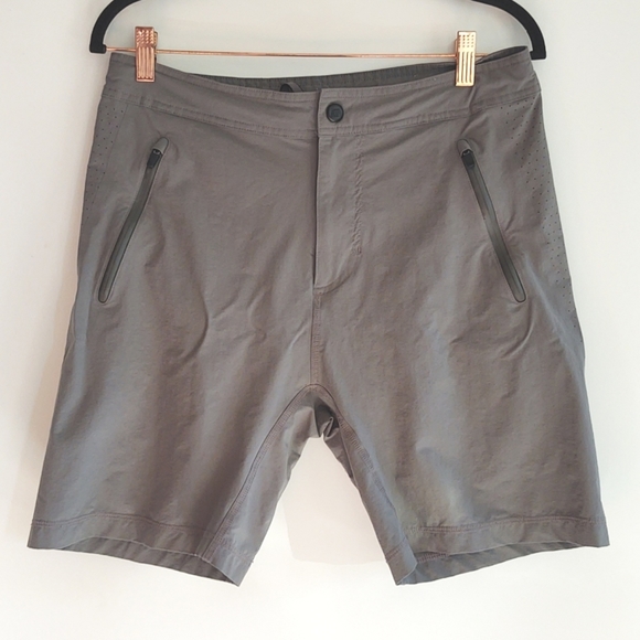 Mack Weldon 4-Way Active Short in Gray Water Repellent Size Small - Picture 8 of 15